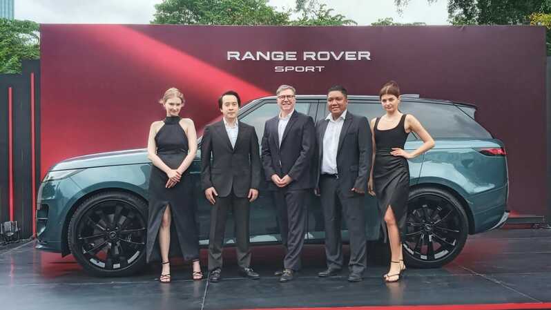Presiden Direktur JLM Auto Indonesia Gerry Kertowidjojo (kedua dari kiri), Sales Director of Jaguar Land Rover Asia Pacific Dean Brigham (ketiga dari kiri) dan Direktur Penjualan & Pemasaran PT JLM Auto Indonesia Irvino Edwardly saat peluncuran seri terbaru dari Land Rover, Range Rover Sport Hybrid. (Foto: Istimewa)