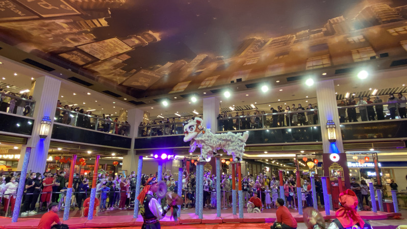 Atraksi barongsai di perayaan Imlek 2023 menghibur pengunjung mal Grand Indonesia, Jakarta, Minggu (22/1/2023)