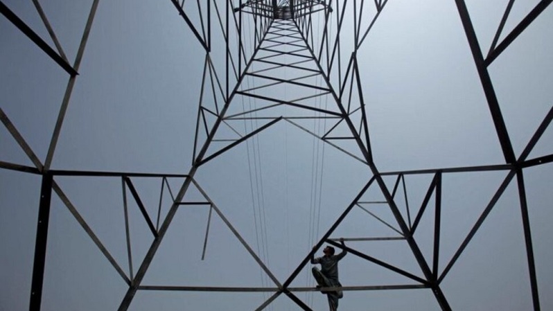 Seorang pekerja Peshawar Electric Supply Company (PESCO) memanjat tiang tegangan tinggi di Peshawar, Pakistan pada 7 Agustus 2017. (Foto: REUTERS/Fayaz Aziz/File Foto)