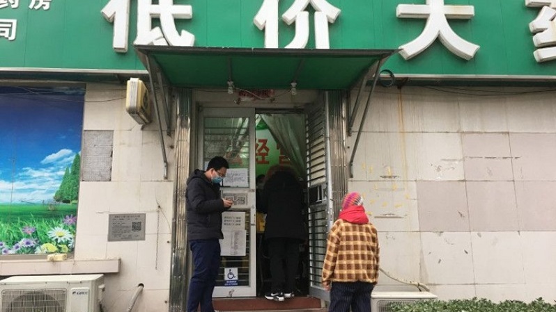 Salah satu apotek di Distrik Chaoyang, Beijing, Tiongkok pada 12 Januari 2023. Distrik ini belum sepenuhnya beroperasi dan hanya melayani penjualan obat-obatan untuk kalangan tertentu. Otoritas Tiongkok sejak 7 Desember 2022 melonggarkan sistem pembelian obat untuk masyarakat umum di apotek atau toko obat yang diikuti oleh penurunan status penanganan pandemi Covid-19 dari level A ke level B. (Foto: ANTARA/M. Irfan Ilmie)