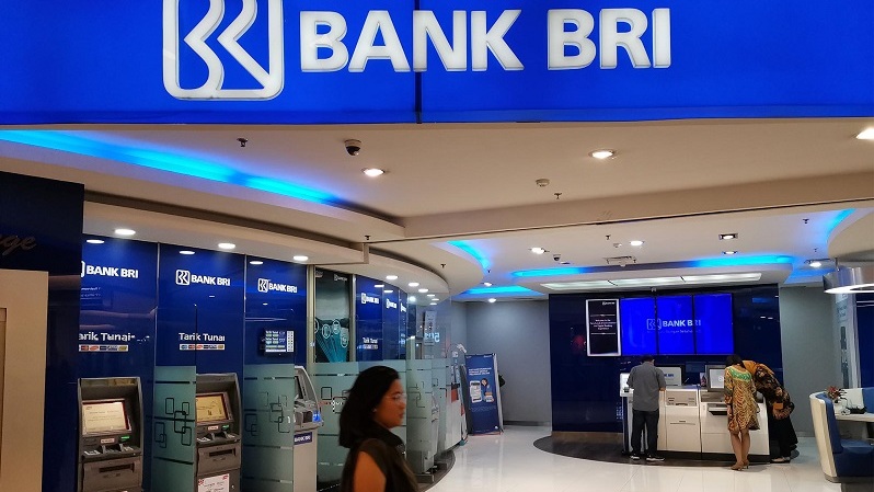 Nasabah BRI melakukan transaksi perbankan di BRI e-Banking Lounge, Jakarta. (B-Universe Photo/David Gita Roza)