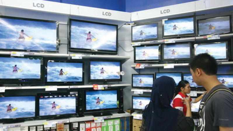 Pengunjung memperhatikan beragam merk TV di salah satu pusat perbelanjaan di Jakarta, belum lama ini. Foto ilustrasi: Investor Daily/DAVID GITA ROZA