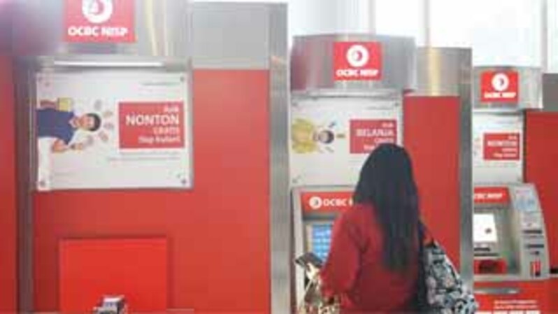 Nasabah melakukan transaksi perbankan di ATM bank OCBC NISP, Jakarta, belum lama ini. 