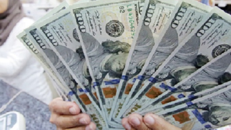 Teller menghitung uang dolar AS di sebuah tempat penukaran uang di Jakarta.  Foto ilustrasi: Investor Daily/DAVID GITA ROZA