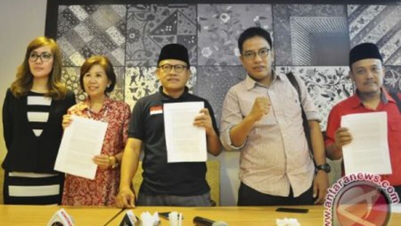 Ketua Umum Serikat Perjuangan Rakyat Indonesia (SPRI) Marlo Sitompul (kanan) bersama Direktur Utama Yayasan Satu Keadilan (YSK) yang juga Sekjen Perhimpunan Advokad Indonesia (PERADI) Sugeng Teguh Santoso (tengah) bersama advokat Paskaria Maria (kiri), Leni Indrawati (kedua kiri), Pilipus Tarigan (kedua kanan) menunjukkan dokumen gugatan Undang-Undang Penghapusan Pajak ke MK, Jakarta, Ahad (10/7/2016).  Foto: ANTARA FOTO/Yudhi Mahatma
