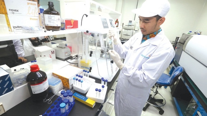 Aktivitas peneliti di Laboratorium Riset dan Pengembangan di Gedung PT Bio Farma (Persero) Investor Daily/ANTARA FOTO/Fahrul Jayadiputra/aww/16