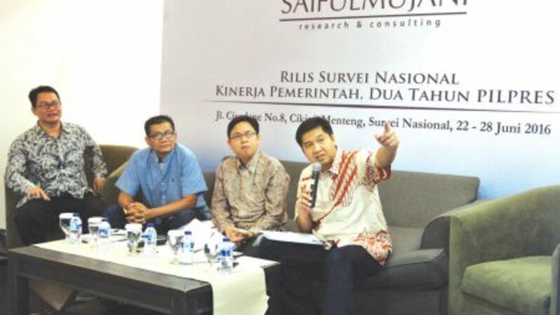 Anggota DPR Fraksi PDI Perjuangan Maruarar Sirait (kanan), bersama (ki-ka) Direktur Saiful Mujani Survei Research and Consulting (SMRC) Sirojuddin Abbas, Politisi Golkar/Anggota Komisi I DPR Agun Gunanjar dan Direktur Utama Indikator Burhanudin Muhtadi saat paparan hasil survey tingkat kepuasan terhadap kinerja Presiden Jokowi, di Jakarta, Minggu (24/7). SMRC menunjukkan bahwa saat ini 67% warga Indonesia menyatakan puas dengan kinerja Jokowi, sementara 30% warga yang menyatakan kurang/tidak puas. Foto: Investor daily/DAVID