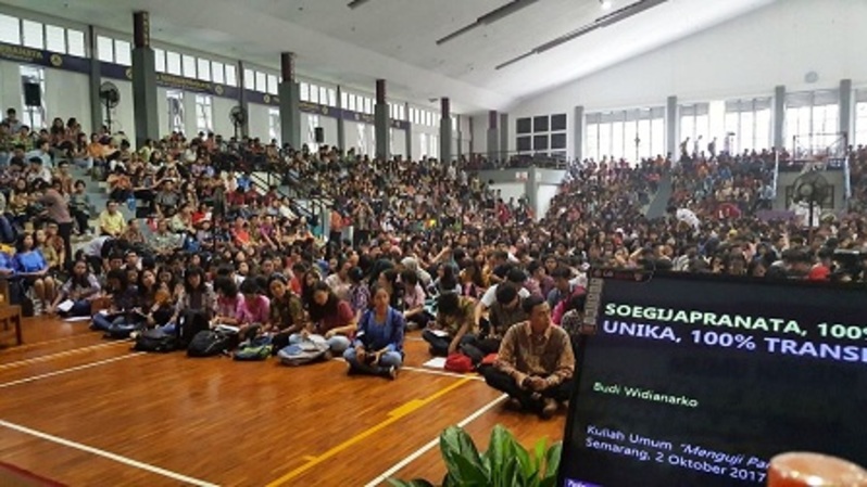 Hampir dua ribu mahasiswa dan dosen serta sejumlah tamu berminat mengikuti Kuliah Umum (Kulum) tentang Pancasila di Sport Hall Unika Soegijapranata Semarang, Senin (2/10). 