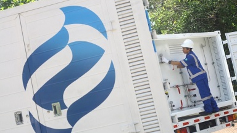 Petugas dari PT Perusahaan Gas Negara Tbk (PGN) sedang mengecek Gaslink Truck.