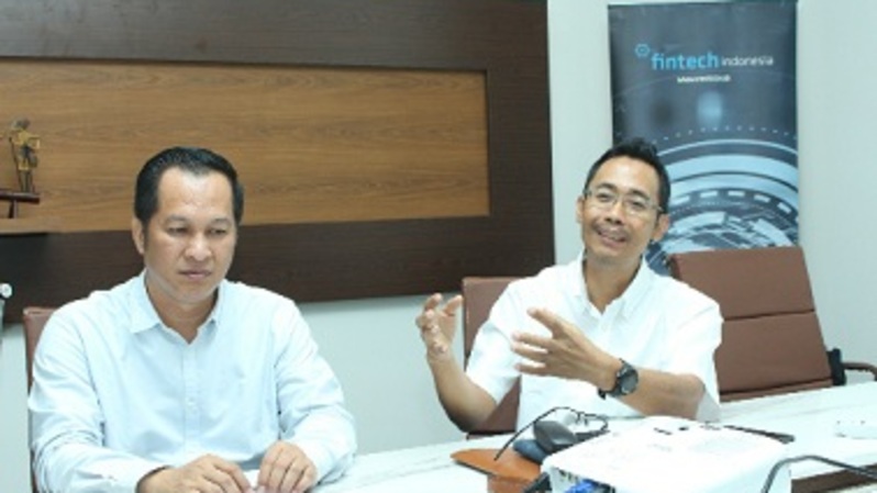 Ketua Harian Asosiasi Fintech Indonesia (AFTECH) Kuseryansyah (kiri) dan Ketua Eksekutif Bidang Cashloan AFTECH Sunu Widyatmoko (kanan) memberikan keterangan pers tentang Peluang dan Tantangan Fintech Lending di Indonesia. Investor Daily / Emral
