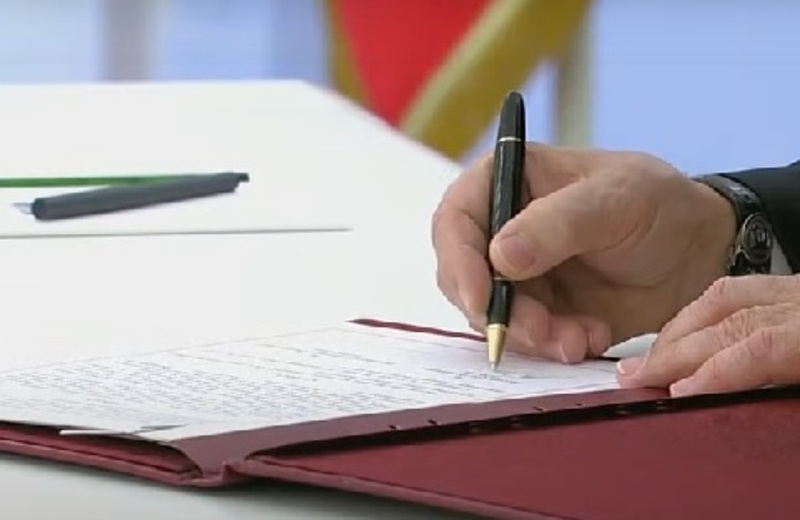Presiden Rusia Vladimir Putin menandatangani surat untuk mencaplok wilayah Ukraina yang dikuasai pada 30 September 2022. (Foto: Sky News)