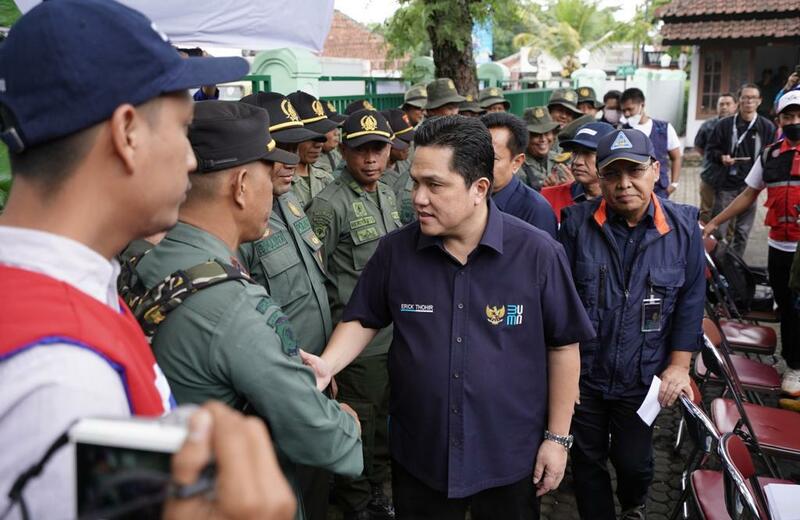 Menteri BUMN Erick Thohir meninjau posko utama Satgas Bencana BUMN di Perhutani KPH Cianjur, Jawa Barat, Jumat (25/11/2022).
