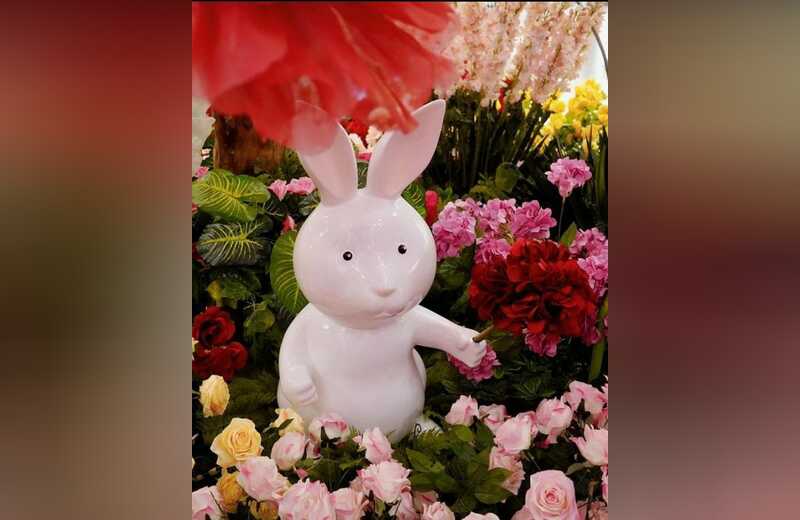 Dekorasi karakter kelinci sesuai dengan shio tahun ini yaitu Kelinci Air, pada perayaan Tahun Baru Imlek 2023 di Central Park dan Neo Soho Mall, Jakarta. (Foto: IG Central Park)
