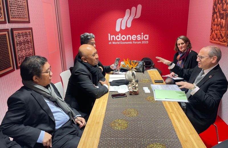 Pertemuan strategis internasional Nestle Group yang diwakili Global Head of Operations Magdi Batato (kanan) dan Head Economics & International Relations Ghislaine Weder (kedua kanan), dengan Menteri Koperasi dan Usaha Kecil dan Menengah (UKM) RI Teten Masduki (kedua kiri) beserta jajaran di Paviliun Indonesia, World Economic Forum (WEF) 2023, di Davos, Swiss. (Foto: Istimewa)