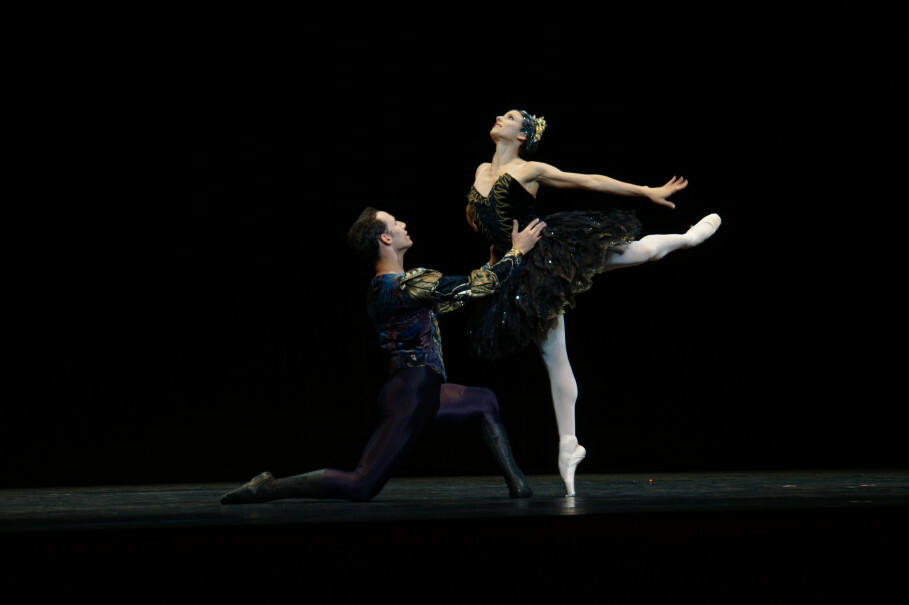 'Black Swan Pas de Deux' from Tchaikovsky's 'Swan Lake' is performed by Yanela Piñera and Camilo Ramos from Queensland Ballet. (JG Photo/Dhania Sarahtika)