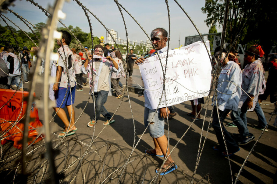 Barbed wire fences were erected around the Presidential Palace to prevent the workers from getting too close. (JG Photo/Yudha Baskoro)