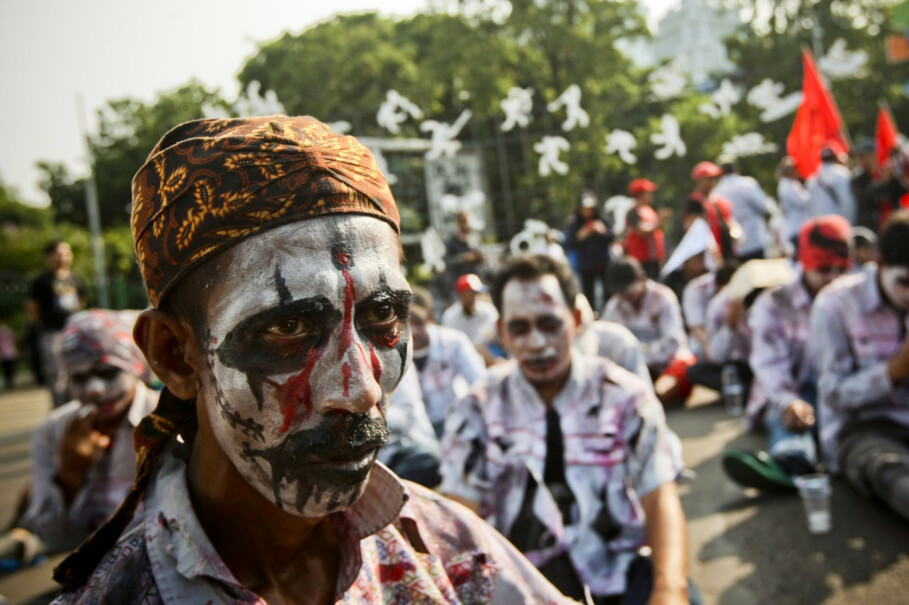 A worker in zombie makeup rests during the protest. (JG Photo/Yudha Baskoro)
