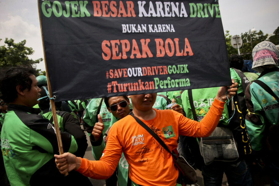 A banner reads: 'Go-Jek is great because of the drivers, not because of football.' (JG Photo/Yudha Baskoro)
