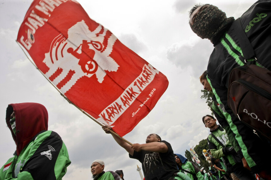 Protesting drivers said Go-Jek, as a local company, should care about its fellow Indonesians (JG Photo/Yudha Baskoro)