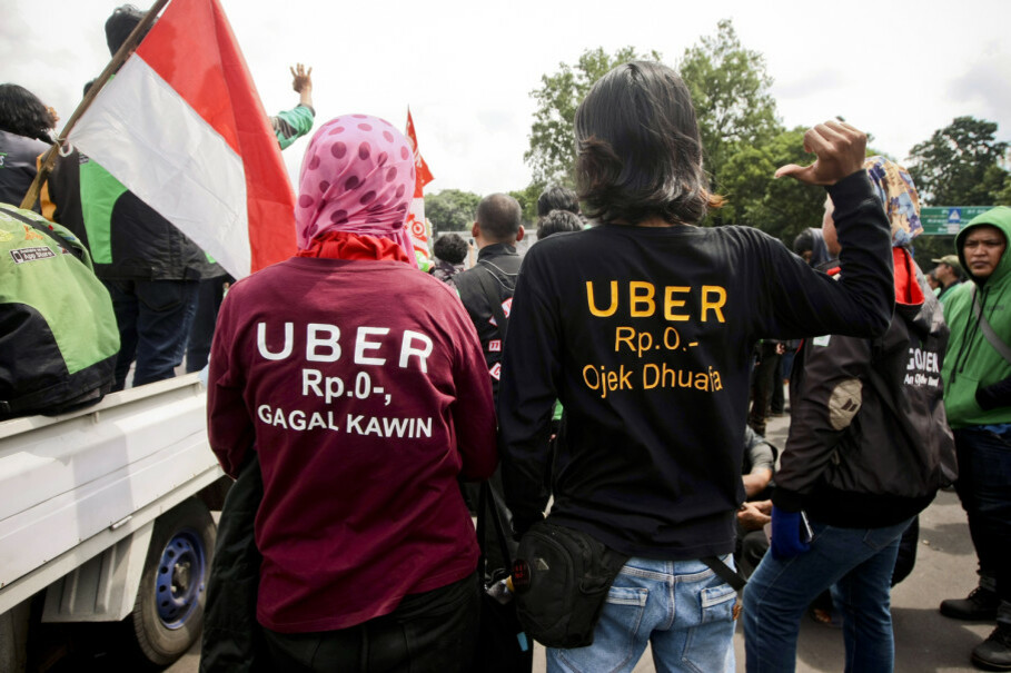 A couple wearing T-shirts with protest messages. (JG Photo/Yudha Baskoro)