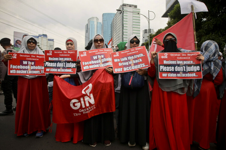Members of an Islamic women's organization participate in the protest action. (JG Photo/Yudha Baskoro)