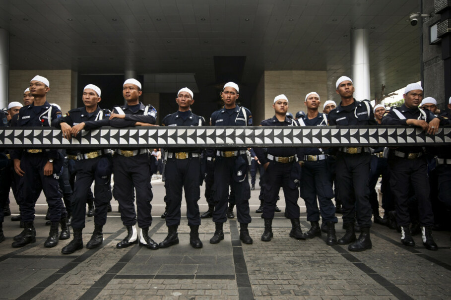 Private security personnel wear Muslim headgear in solidarity with the protestors. (JG Photo/Yudha Baskoro)