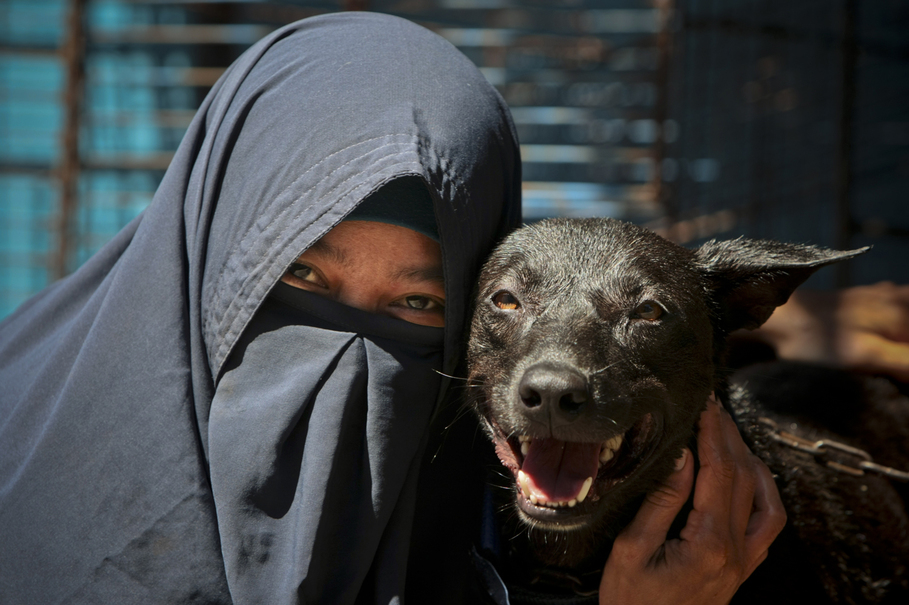 Hesti Sutrisno, 38, with her dog John on Thursday (15/03). (JG Photo / Yudha Baskoro)