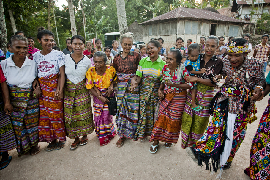 All members of the community gather to meet and celebrate the newborn. (JG Photo/Yudha Baskoro)