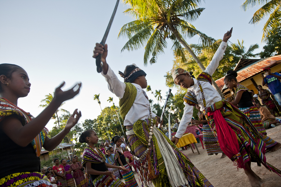 Teenagers perform Oko Mama, traditional regional dance. (JG Photo/Yudha Baskoro)