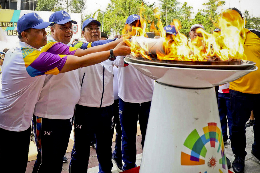 The torch is going to be handed over to South Kalimantan Governor Sahbirin Noor. (JG Photo/Yudha Baskoro)