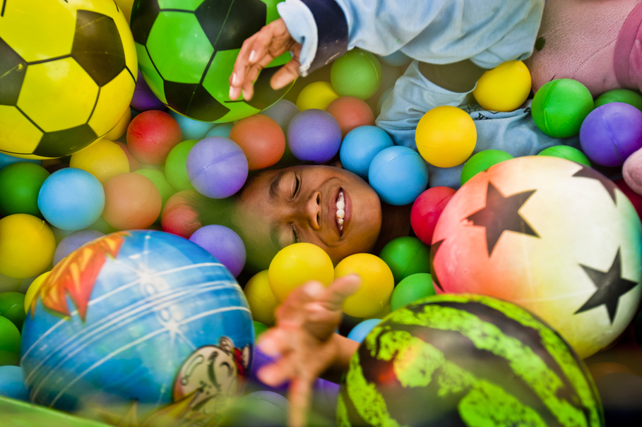 A boy enjoying himself inside a ball pit during play therapy. (JG Photo/Yudha Baskoro)