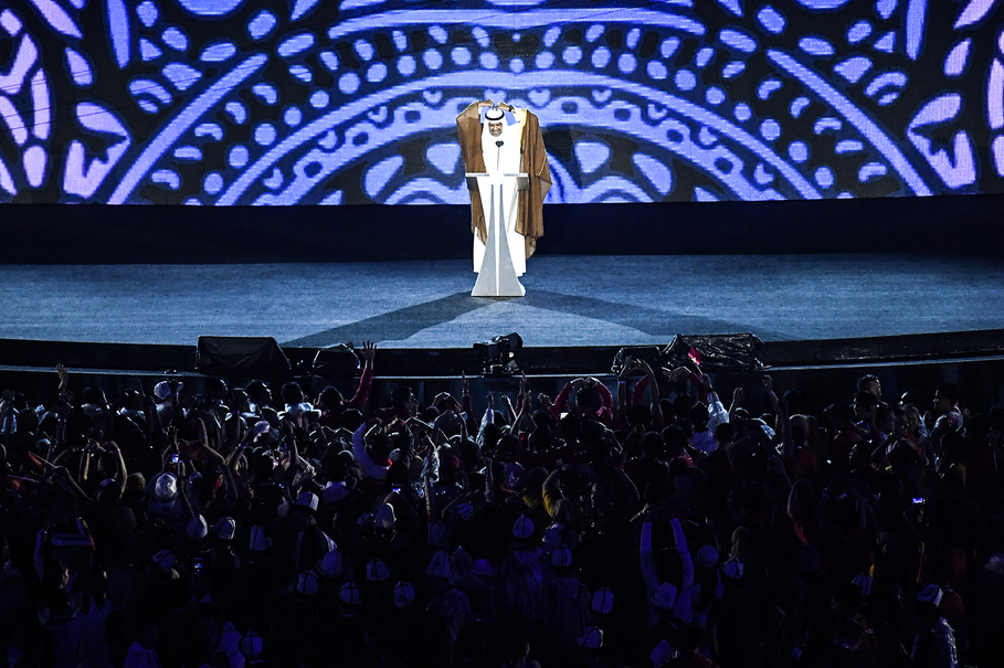Olympic Council of Asia president Sheikh Ahmed Al-Fahad Al-Sabah makes a 'heart' sign during the closing ceremony. (JG Photo/Yudha Baskoro)