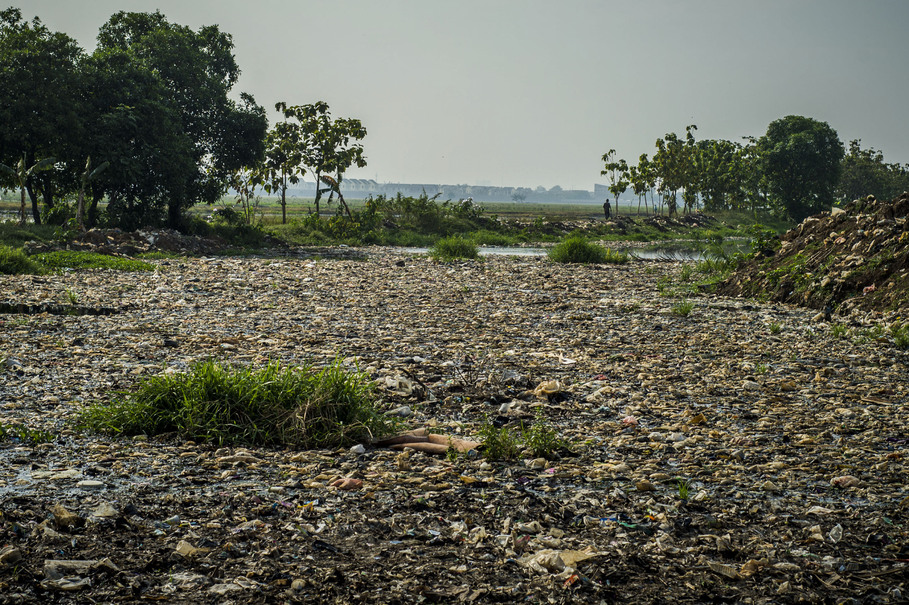 A view of the Pisang Batu River on Jan. 8. According to a report by the Indonesian Plastic Industry Association (Inaplas) and the Central Statistics Agency (BPS), Indonesia generates about 64 million tons of plastic waste annually, with 3.2 million tons of that ending up in the sea and around 85,000 tons in the environment. (JG Photo/Yudha Baskoro) 
