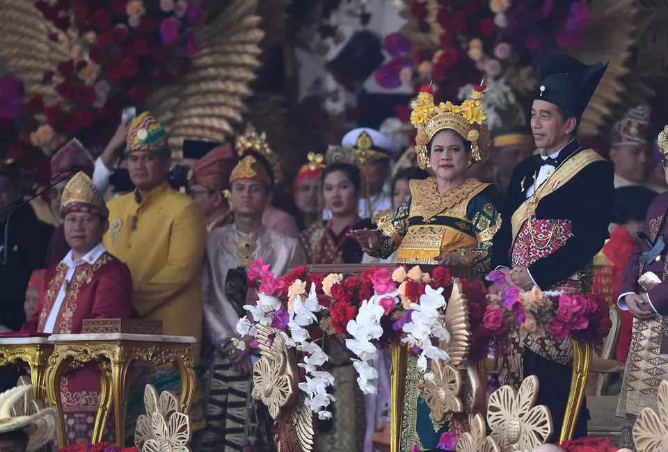Jokowi Keeps Traditional Wear Alive on Independence Day