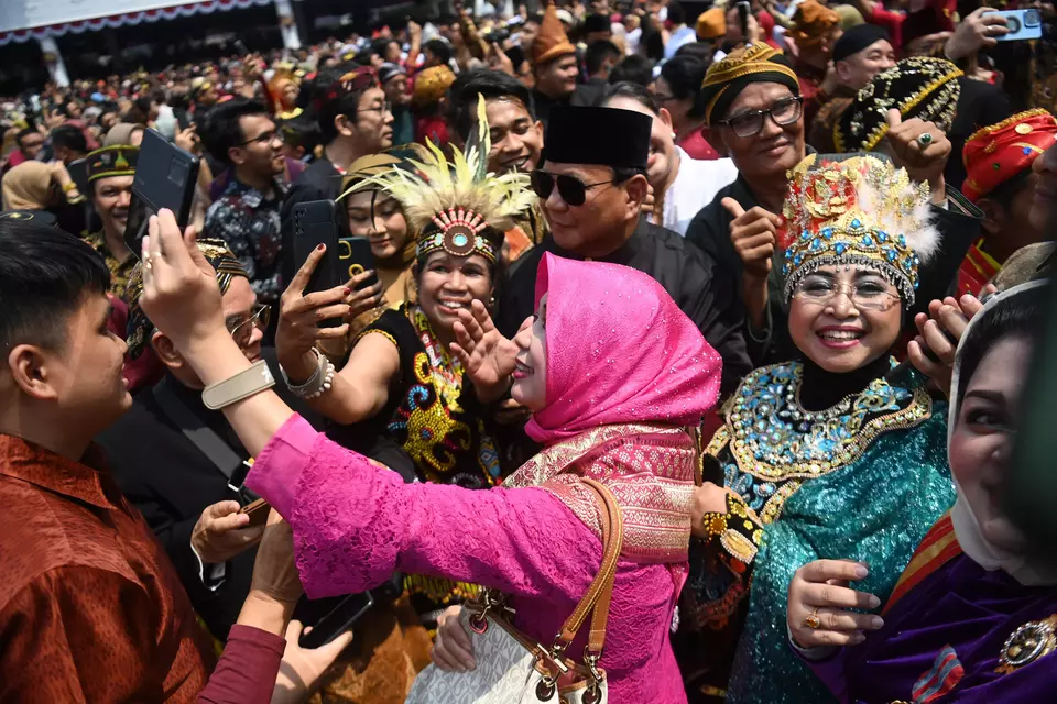 Jokowi Keeps Traditional Wear Alive on Independence Day