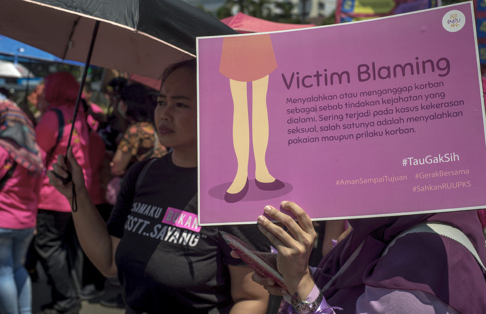 A demonstrator raises her concern about victim blaming. (JG Photo/Yudha Baskoro)