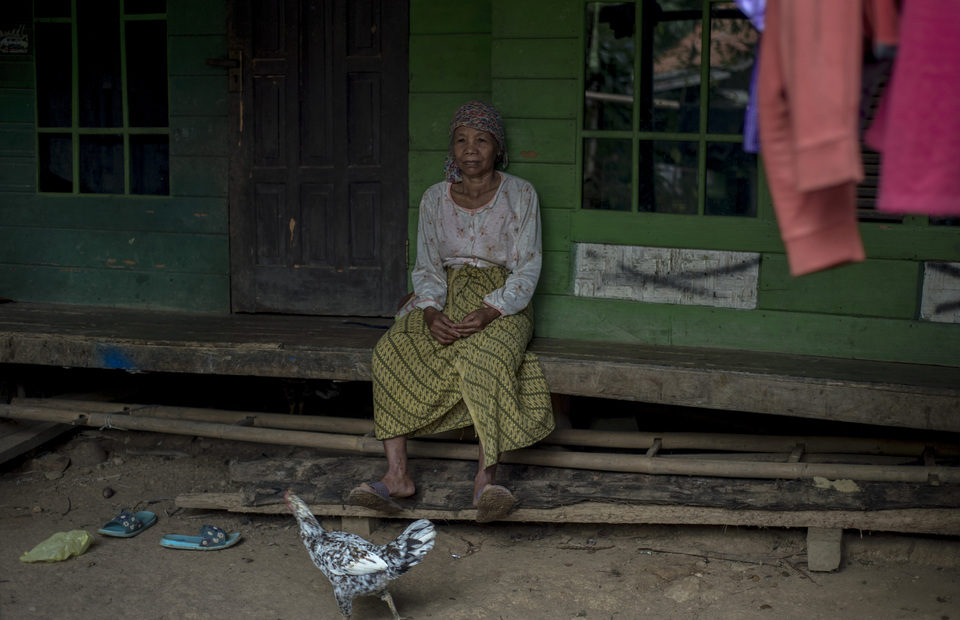 Eunab (80) sits alone in front of her home in Sukamulya, Bogor, West Java on Saturday (02/05) After her husband passed away she lives a lonely life. (JG Photo/Yudha Baskoro)