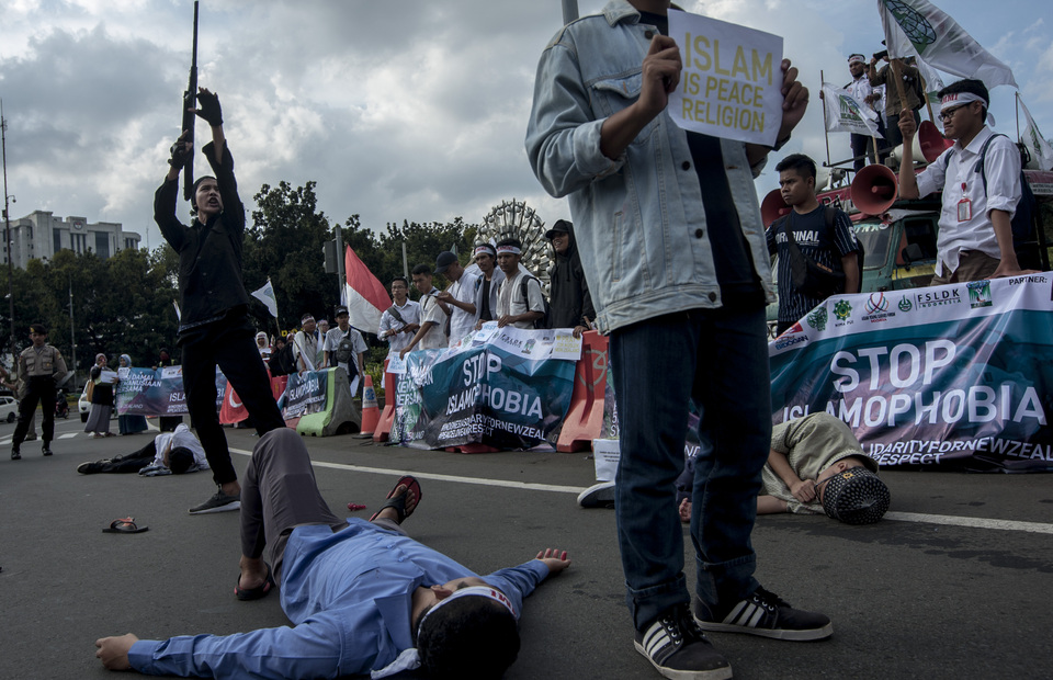 The member of muslim community performed a teatrical action in front of Horse Statue in Central Jakarta on Friday (22/03) They give a message about Islam is peace religion. (JG Photo/Yudha Baskoro)