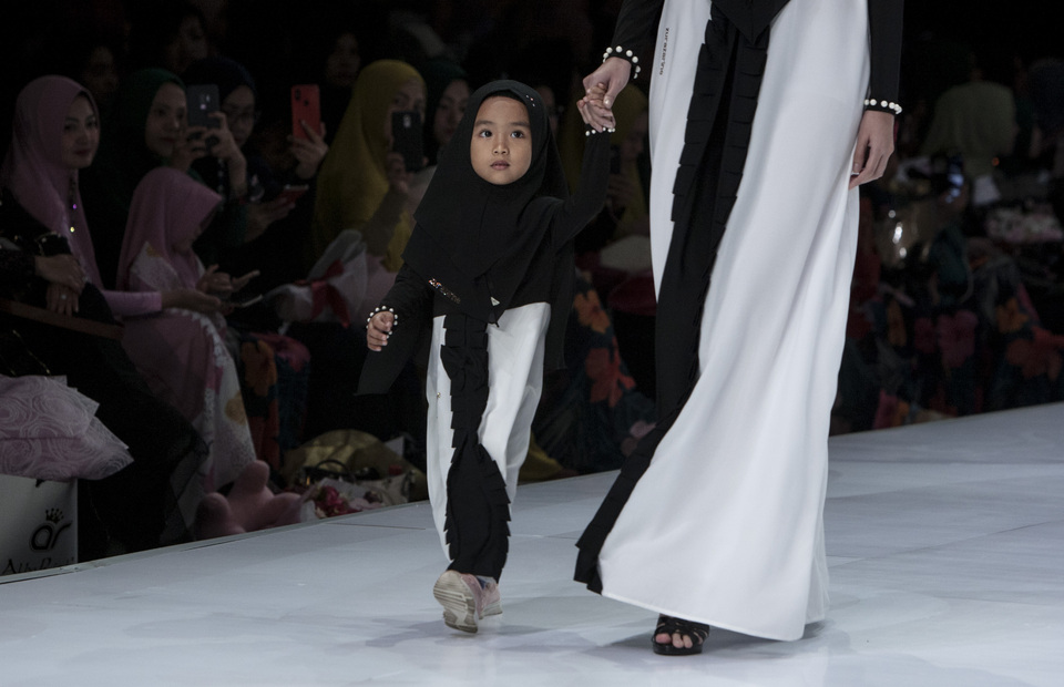A child wears an outfit from designer Zurazarine's collection. (JG Photo/Yudha Baskoro) 