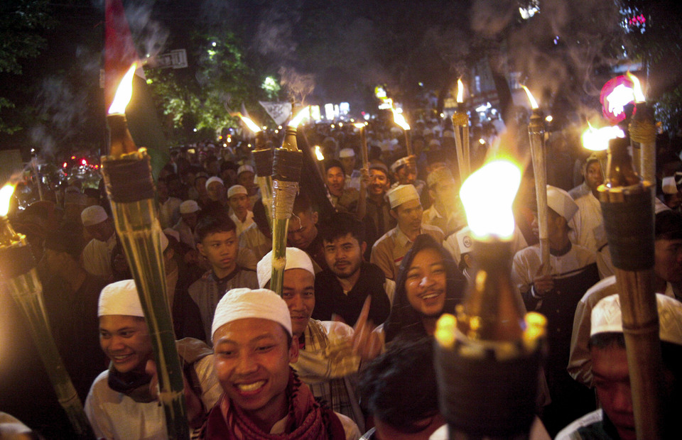 Muslim residents carry torches as they take part during a parade ahead of the holy fasting month of Ramadan in Bogor, West Java on Friday (03/04)(ANTARA FOTO/Yulius Satria Wijaya)