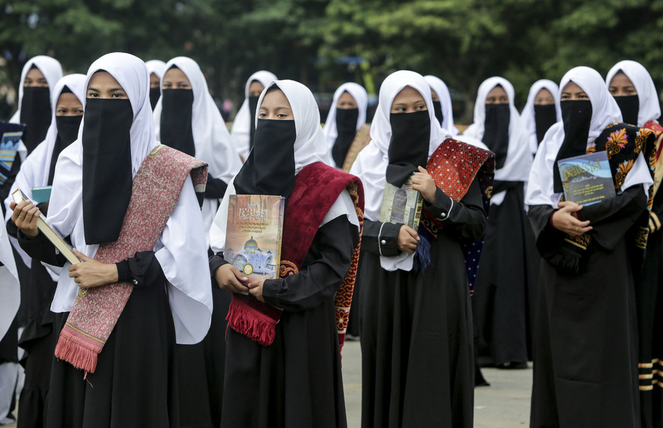 Students wear islamic attire as they take part on a parade to welcoming the Ramadan in Banda Aceh, Aceh on Tuesday (30/04) (ANTARA FOTO/Irwansyah Putra)