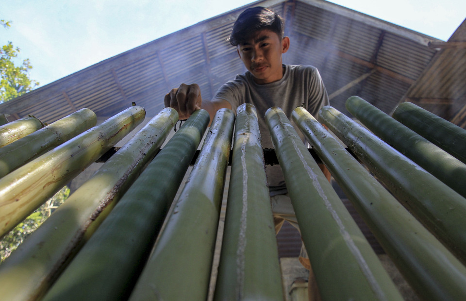 A boy burns bamboo lemang to welcoming the Ramadan in Alue Raya Village, Samatiga, West Aceh, Aceh, Saturday (04/05). The tradition of cooking and making bamboo lemang is carried out from generation to generation in order to strengthen the relationship. (ANTARA FOTO / Syifa Yulinnas)