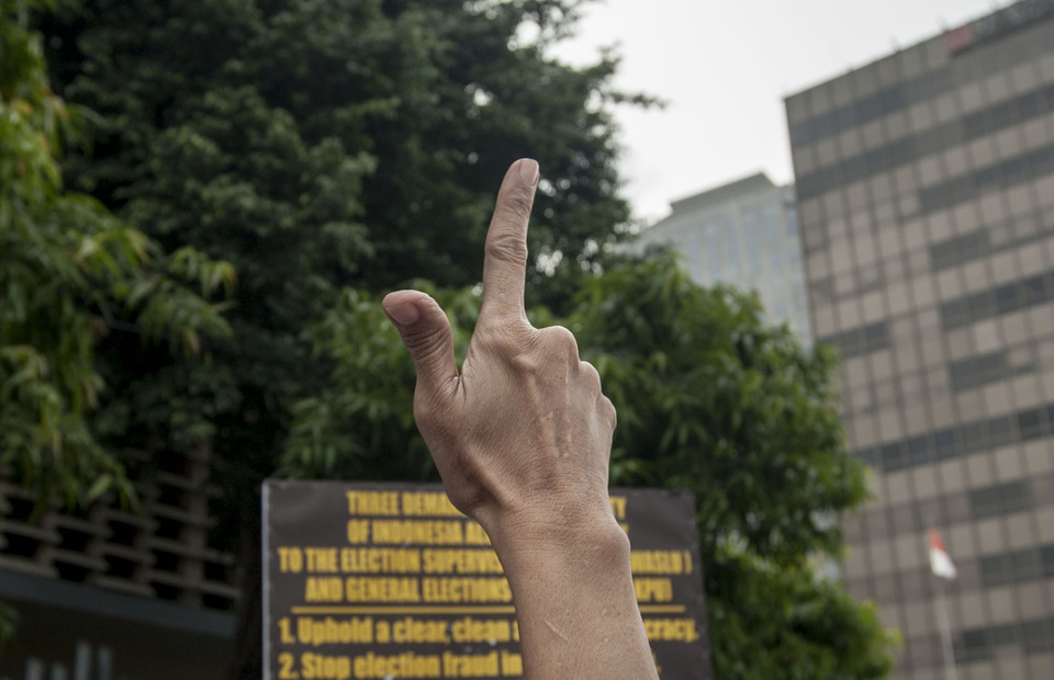 The demonstrators who were supporters of presidential candidate Prabowo Subianto and vice-presidential candidate Sandiaga Uno held a protest in front of Bawaslu office in Central Jakarta on Thursday (09/05) (JG Photo/Yudha Baskoro)