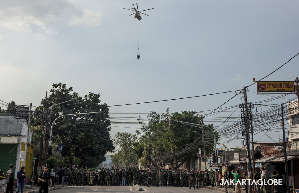 Police use helicopters to defuse protesting mobs during riots in SK Tubun street, Central Jakarta on Wednesday (22/05) (JG Photo/Yudha Baskoro)