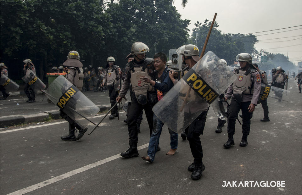 Police detained riot provocateur suspect during riot in KS Tubun steet, Central Jakarta on Wednesday (22/05) (JG Photo/Yudha Baskoro)