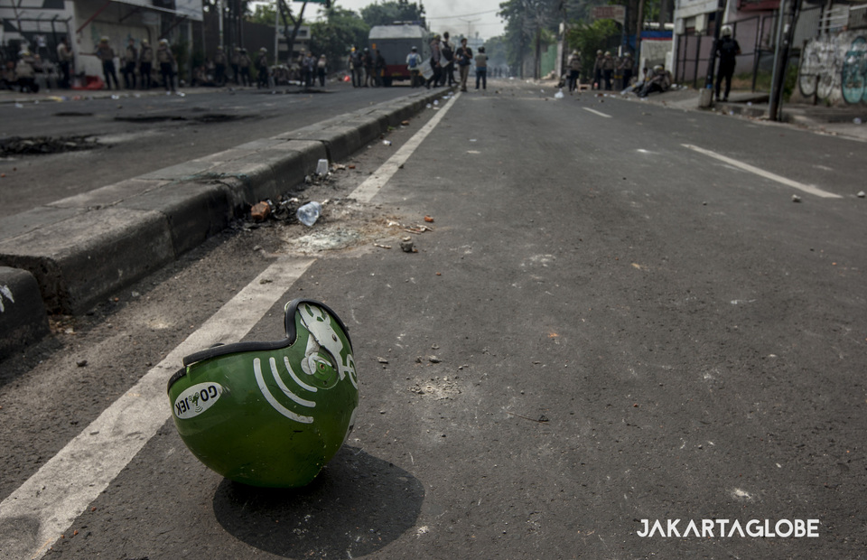 Gojek helmet stranded on the street during riots in KS Tubun street, Central Jakarta on Wednesday (22/05) (JG Photo/Yudha Baskoro)