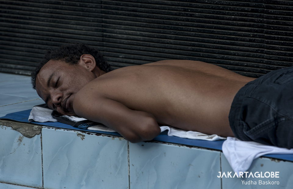 Forced to sleep it rough - a refugee from Sudan sleeps shirtless in Jalan Kebon Sirih, Central Jakarta on Tuesday (18/06) (JG Photo/Yudha Baskoro)