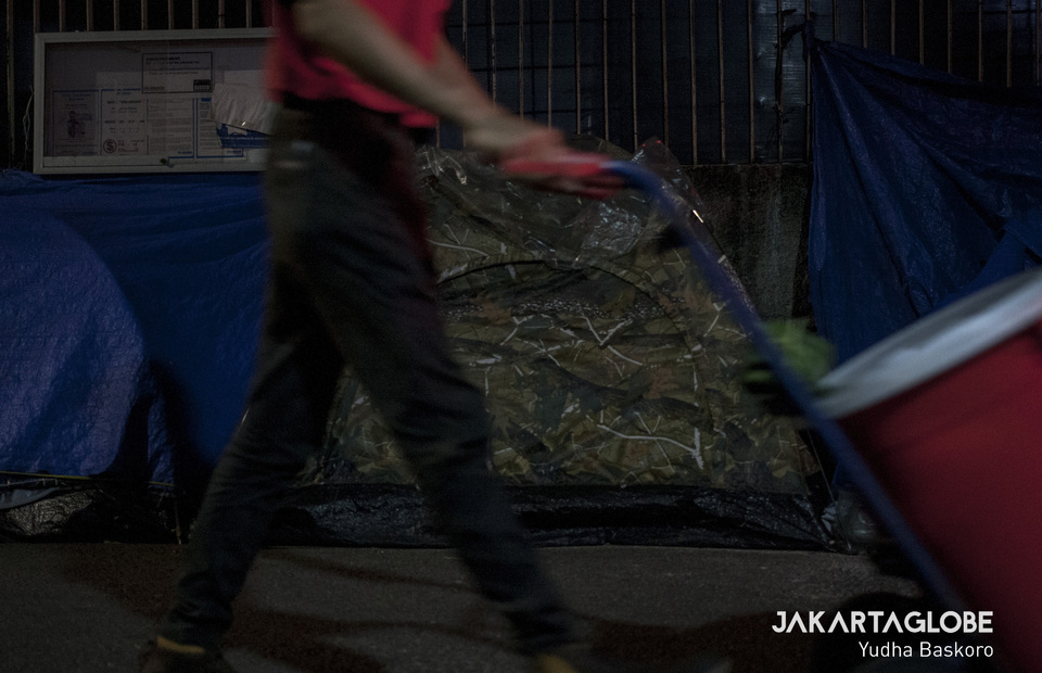 A man walks in front of a tent belongs to refugee from Somalia in Jalan Kebon Sirih, Central Jakarta on Tuesday (18/06) Refugees from Somalia requested to remain anonymous, but they wish that the Indonesian government and UNHCR will give them better treatment or at least proper space to live. (JG Photo/Yudha Baskoro)