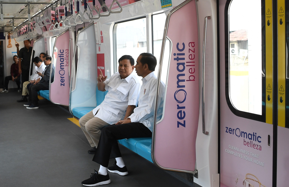 President Joko Widodo speaks with the chairman of Gerindra Party Prabowo Subianto during their way with  newly-inaugurated Mass Railway Transport (MRT) system on Saturday (13/07) (Antara Photo/Wahyu Putro A)