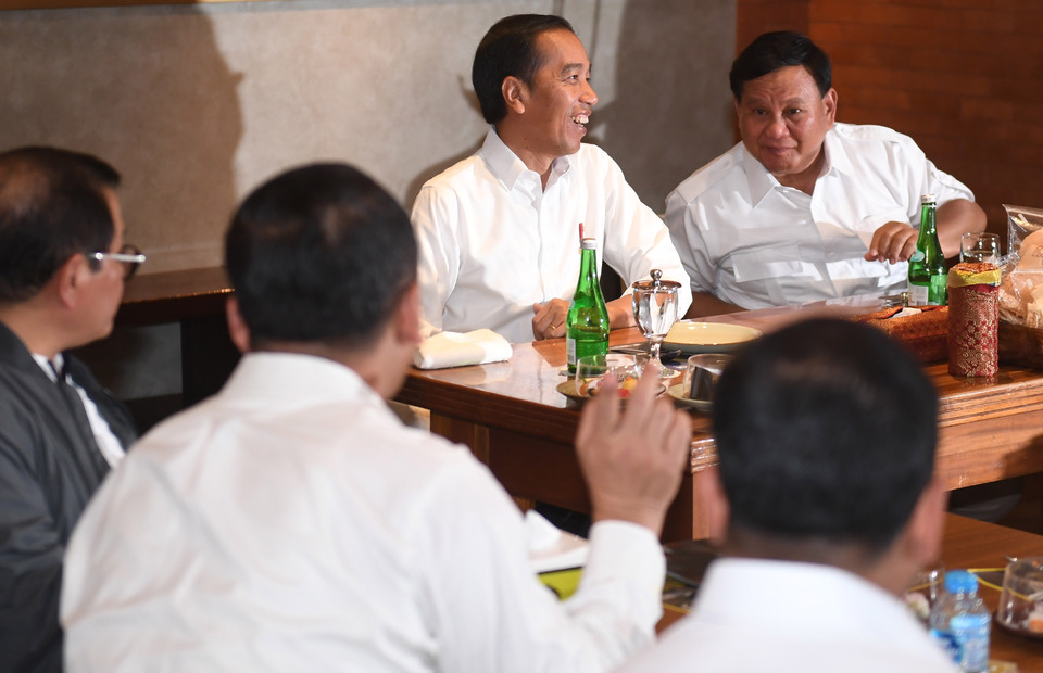 President Joko Widodo speaks with Prabowo Subianto during lunch at FX Senayan, Jakarta on Saturday (13/07) (JG Photo/Yudha Baskoro)
